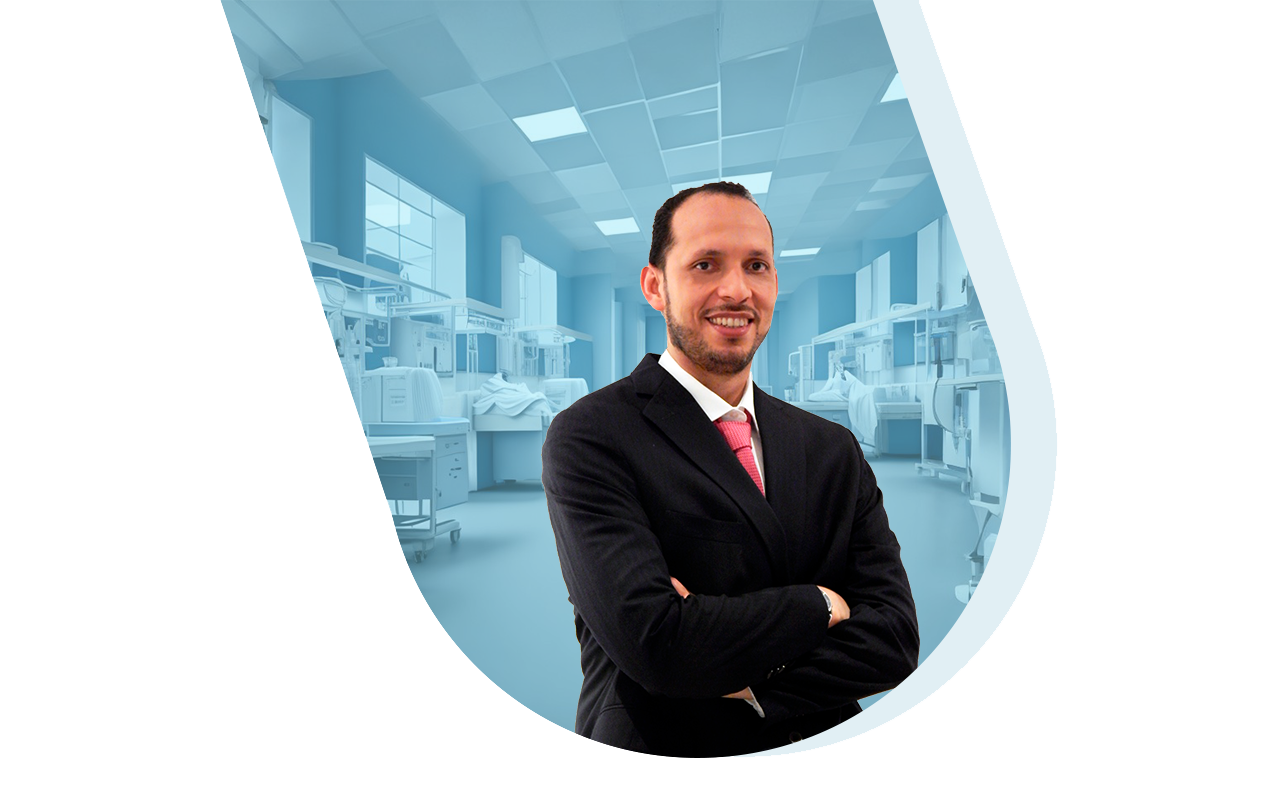 Foto del Doctor Javier Pérez en traje